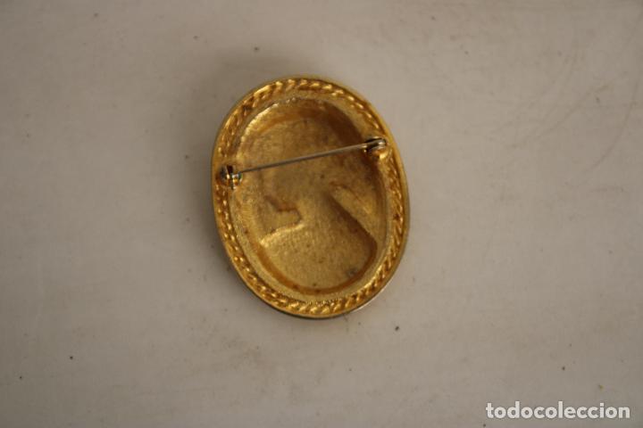 Joyeria: broche camafeo de metal dorado - Foto 2