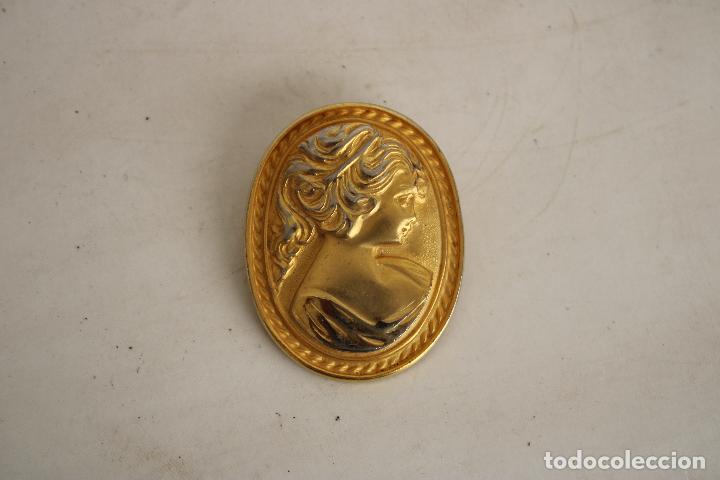 Joyeria: broche camafeo de metal dorado - Foto 1