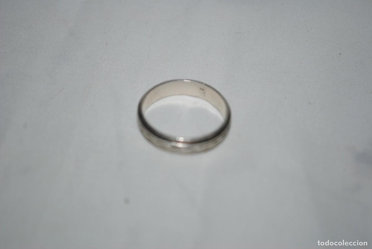 Joyeria: ANILLO DE PLATA CON ARO GRABADO . - Foto 1