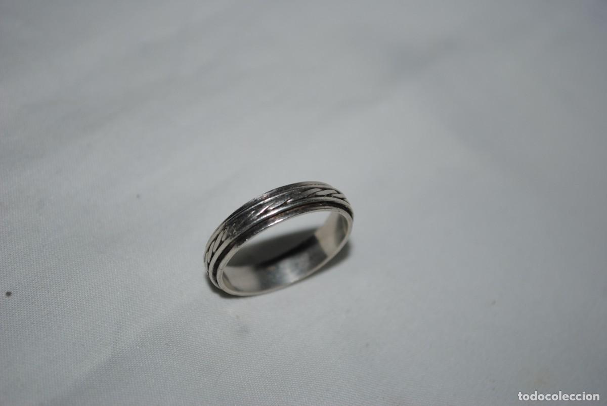 Joyeria: ANILLO DE PLATA CON ARO GRABADO . - Foto 2