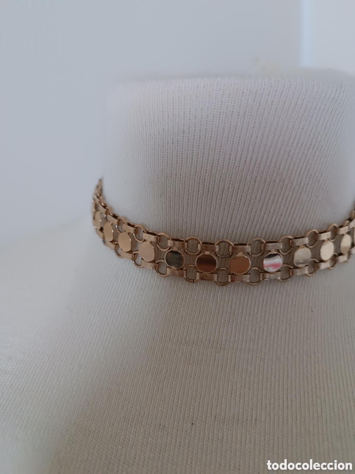 Joyeria: Gargantilla dorada pegada al cuello - Foto 2