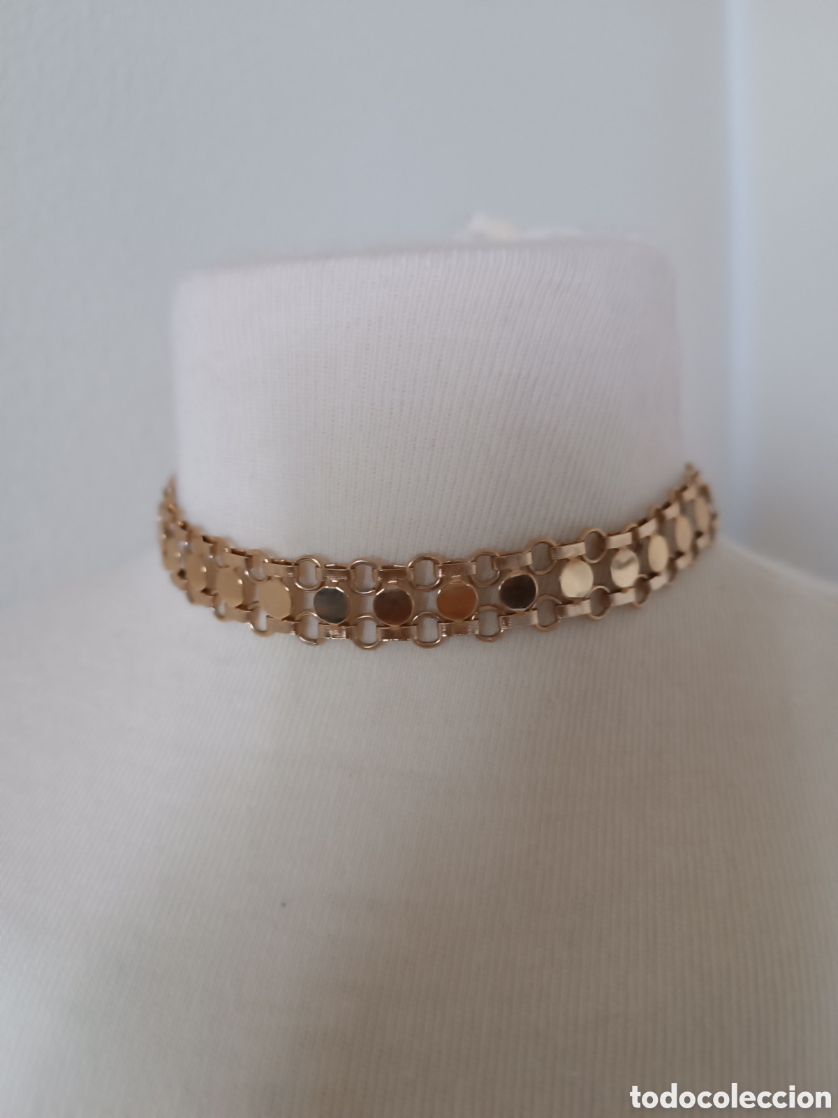 Joyeria: Gargantilla dorada pegada al cuello - Foto 3