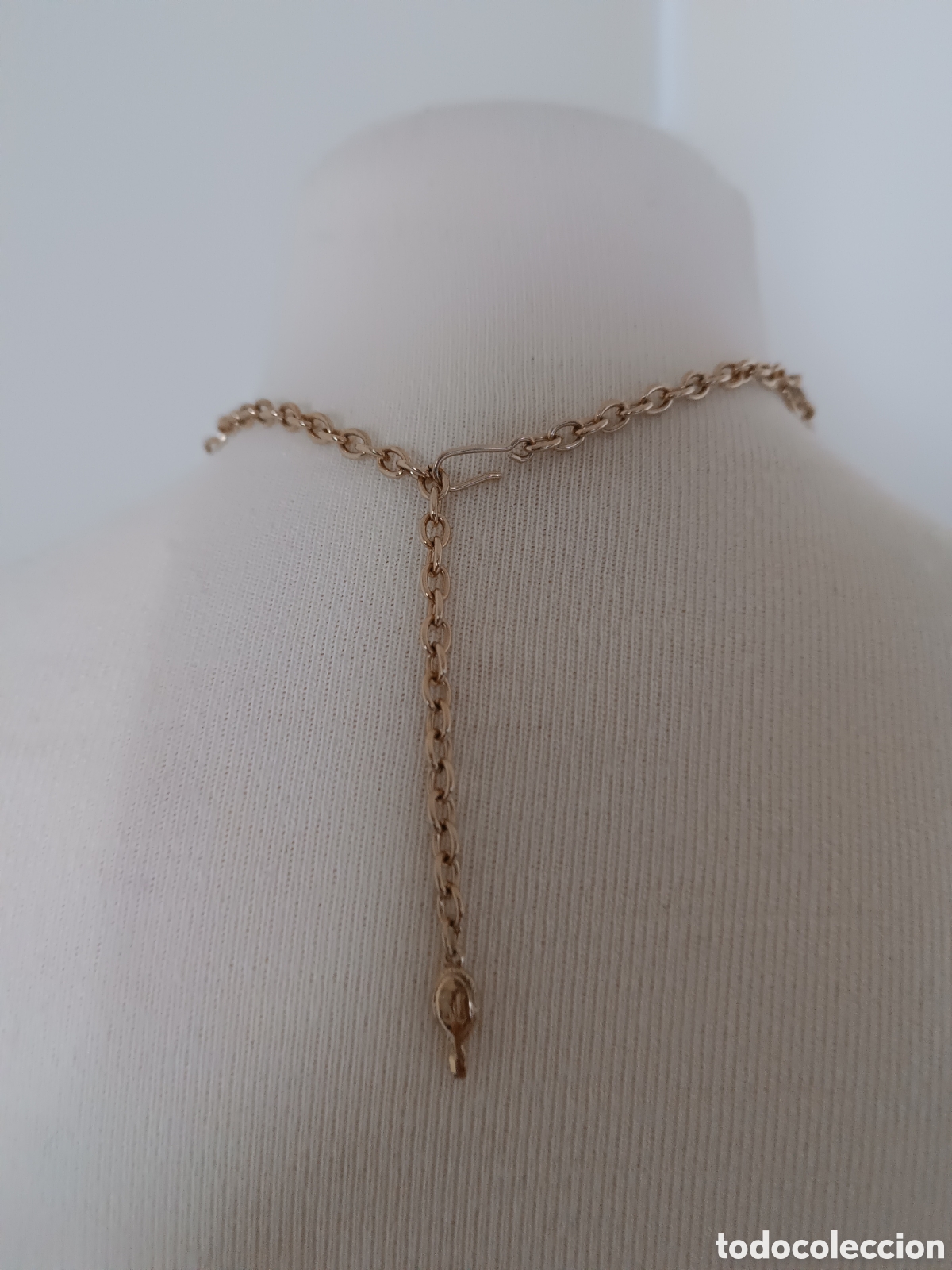 Joyeria: Gargantilla dorada pegada al cuello - Foto 4
