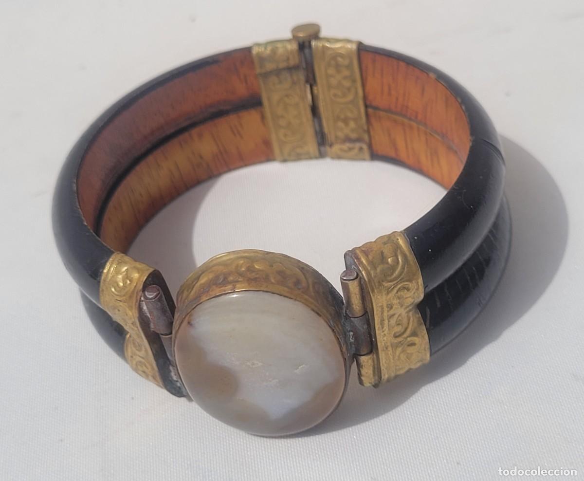 Joyeria: Antigua pulsera realizada en madera de bamb&uacute;, bronce y &oacute;nix. - Foto 1