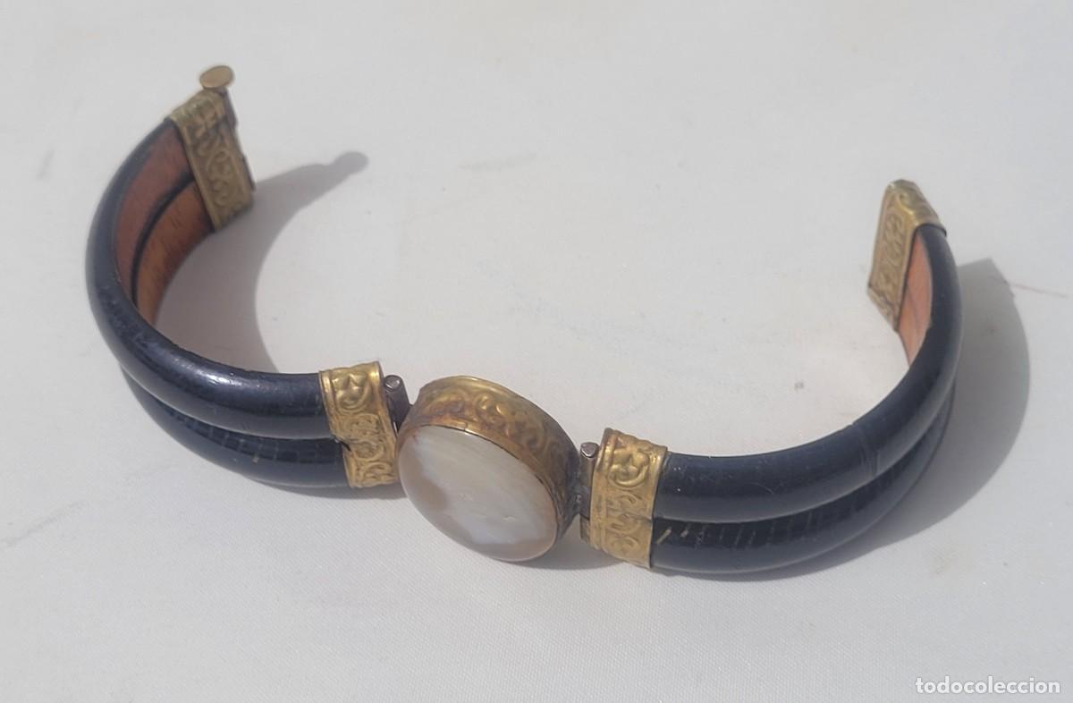 Joyeria: Antigua pulsera realizada en madera de bamb&uacute;, bronce y &oacute;nix. - Foto 2