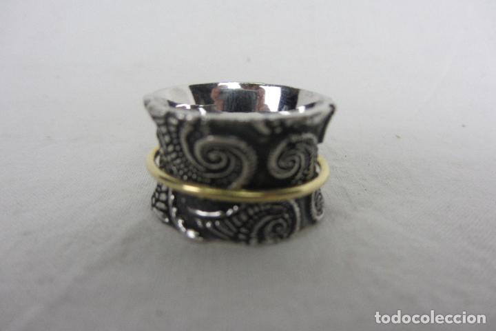 Joyeria: Anillo de dise&ntilde;o en oro de 18k y en plata de ley - Foto 3