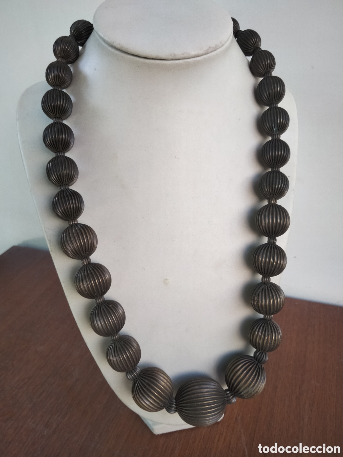 Joyeria: Collar vintage de estilo &eacute;tnico en metal con patina plata vieja en relieve lobulado