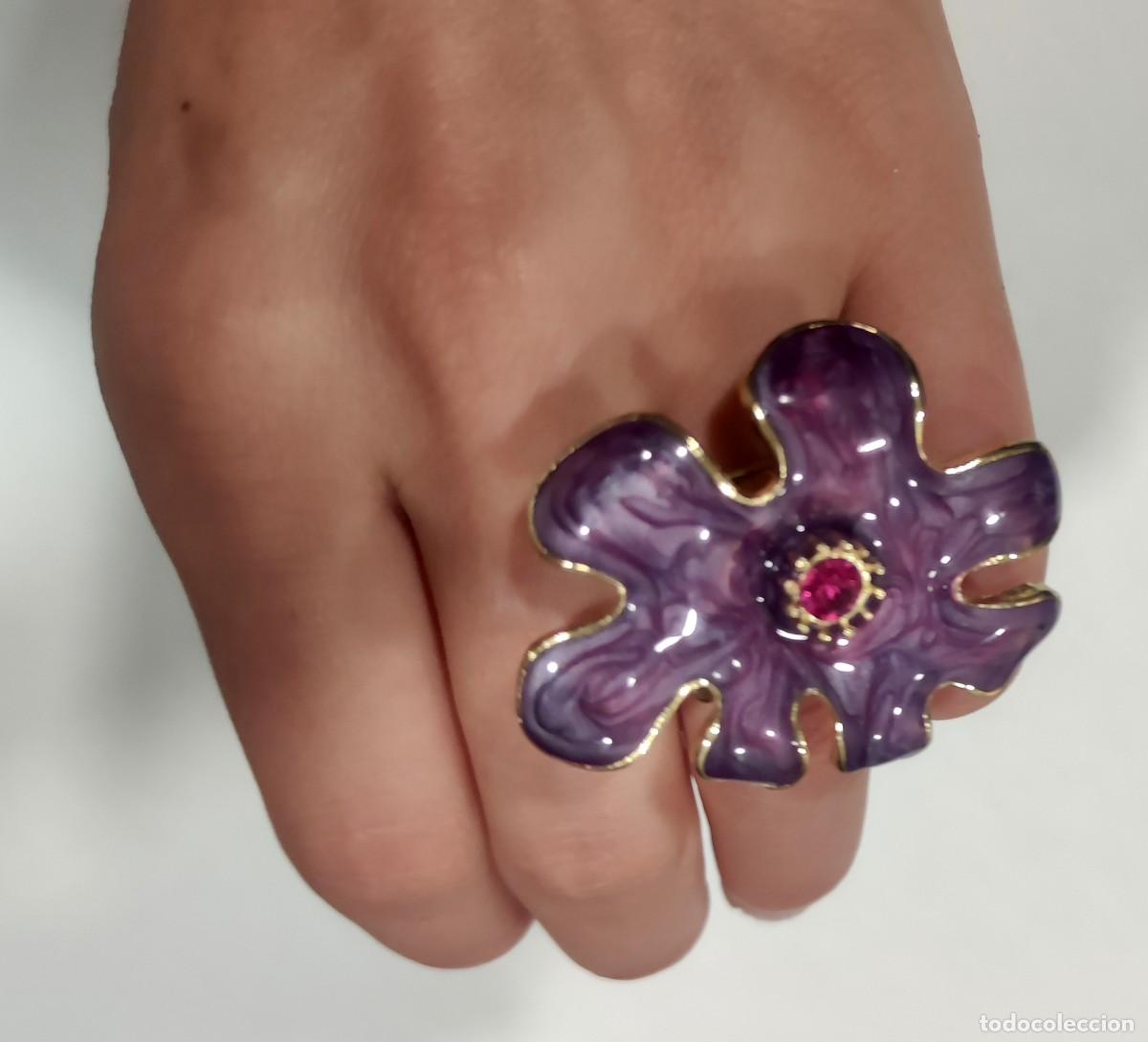 Joyeria: ANILLO DORADO CON FLOR DE ESMALTE MORADO Y CRISTAL ROSA DE UTERQ&Uuml;E.