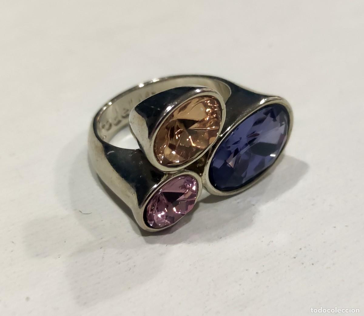 Joyeria: ANILLO PLATEADO DE PEDRO DEL HIERRO CON TRES PIEDRAS COLOR MORADO, ROSA Y AMARILLO.