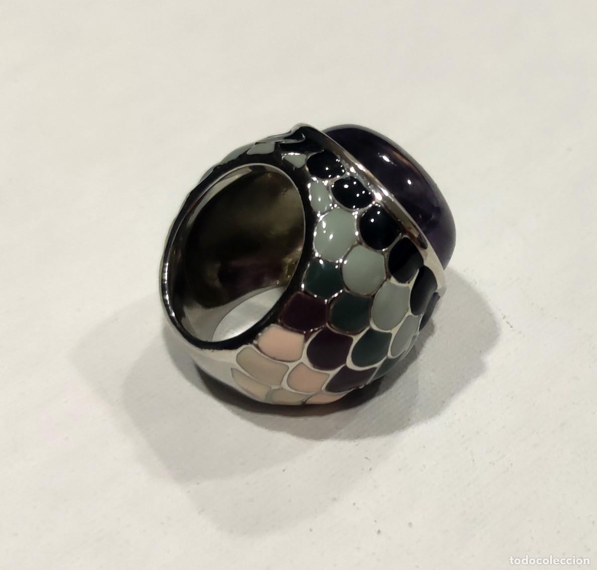 Joyeria: ANILLO ESMALTADO DE BIMBA & LOLA. BROCHE CON DECORACI&Oacute;N DE ESCAMAS DE PEZ Y PIEDRA MORADA.