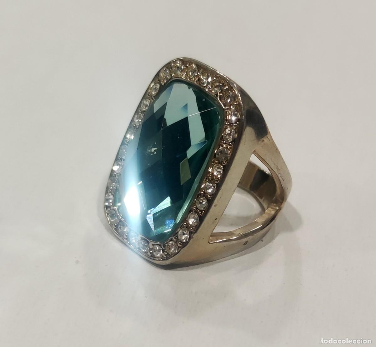 Joyeria: GRAN ANILLO PLATEADO CON CRISTAL AZUL CENTRAL EN OCT&Oacute;GONO ROEADO DE OTROS REDONDOS INCOLOROS.