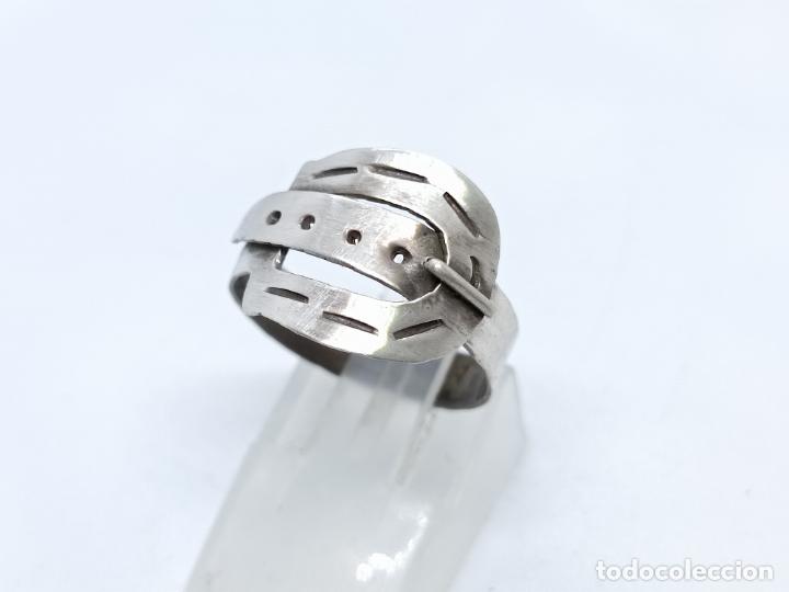 Joyeria: Original anillo antiguo de plata de ley contrastada con forma de cintur&oacute;n - Foto 2