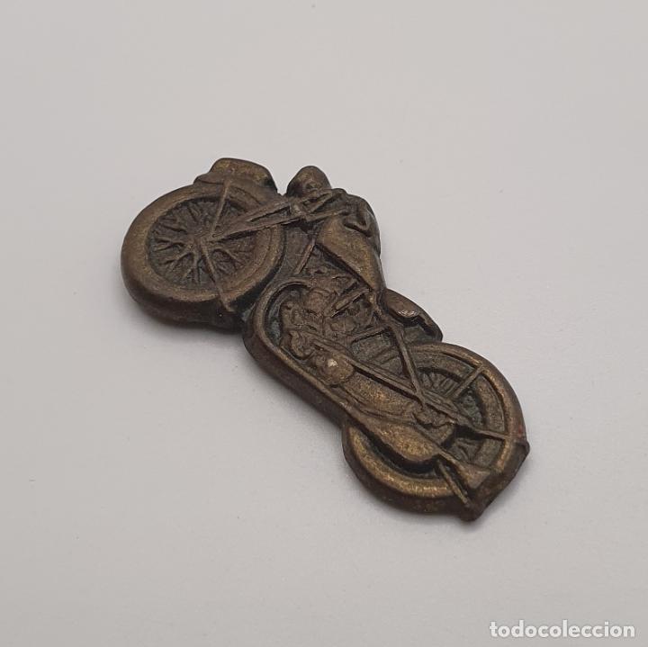 Joyeria: Broche vintage de moto en bronce. - Foto 2