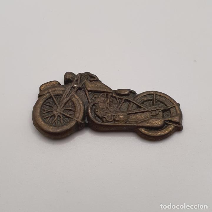 Joyeria: Broche vintage de moto en bronce. - Foto 3
