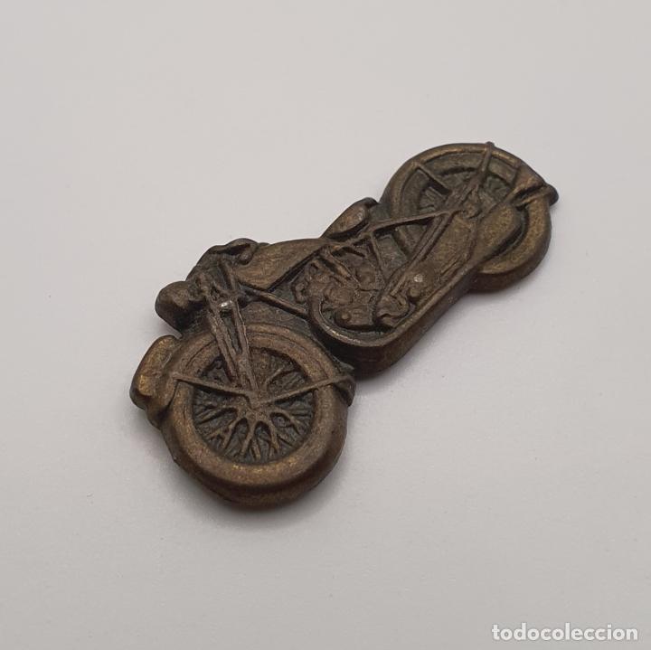 Joyeria: Broche vintage de moto en bronce. - Foto 4