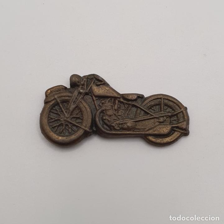 Joyeria: Broche vintage de moto en bronce. - Foto 1