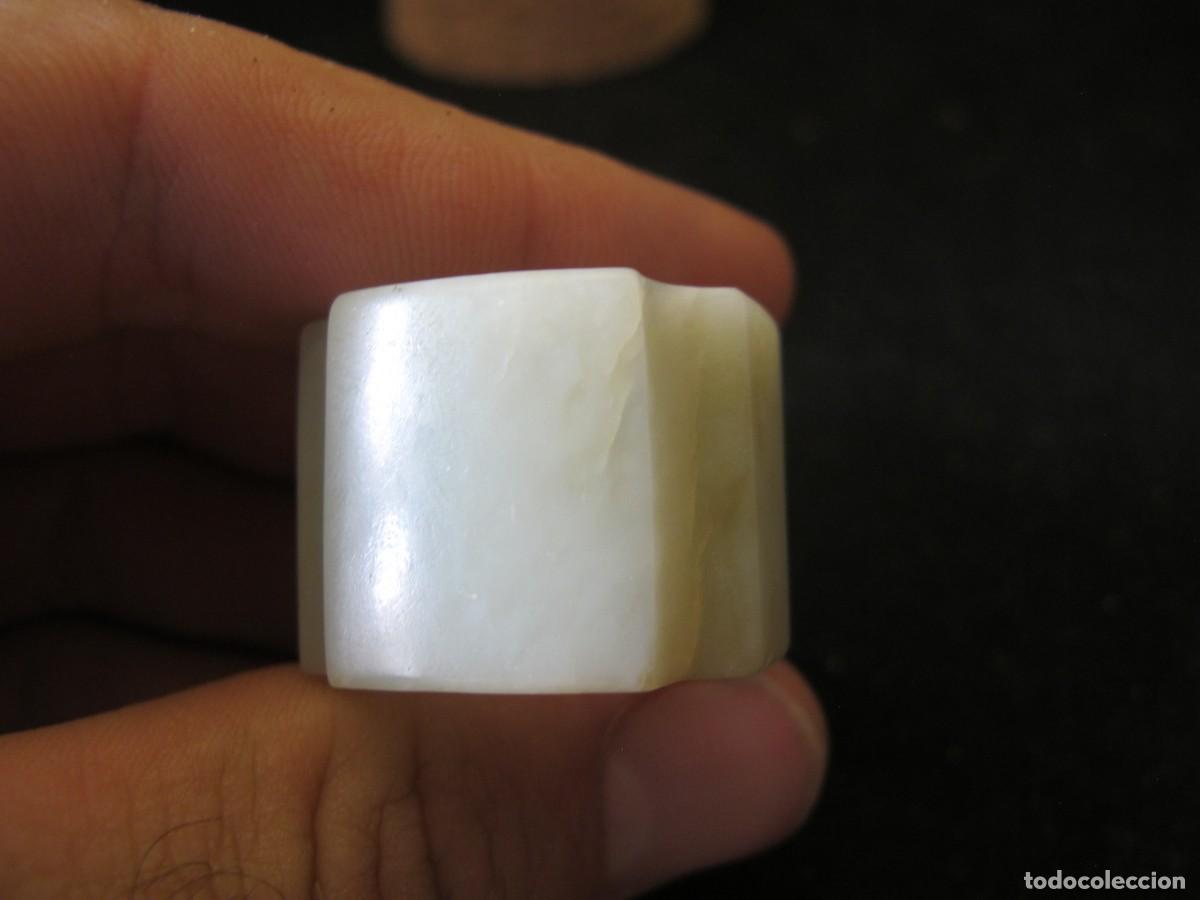 Joyeria: Anillo tallado en Jade o similar. - Foto 3
