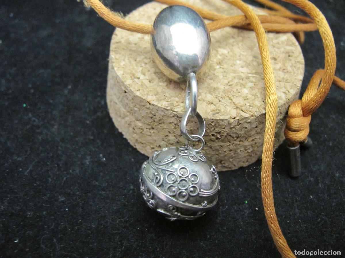 Joyeria: Collar con llamador de &aacute;ngeles. Plata y seda. - Foto 2