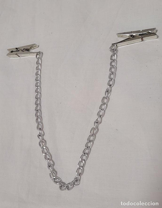 Joaillerie: Pinzas met&aacute;licas vintage con cadena de eslabones plateada. Estilo Punk / G&oacute;tico
