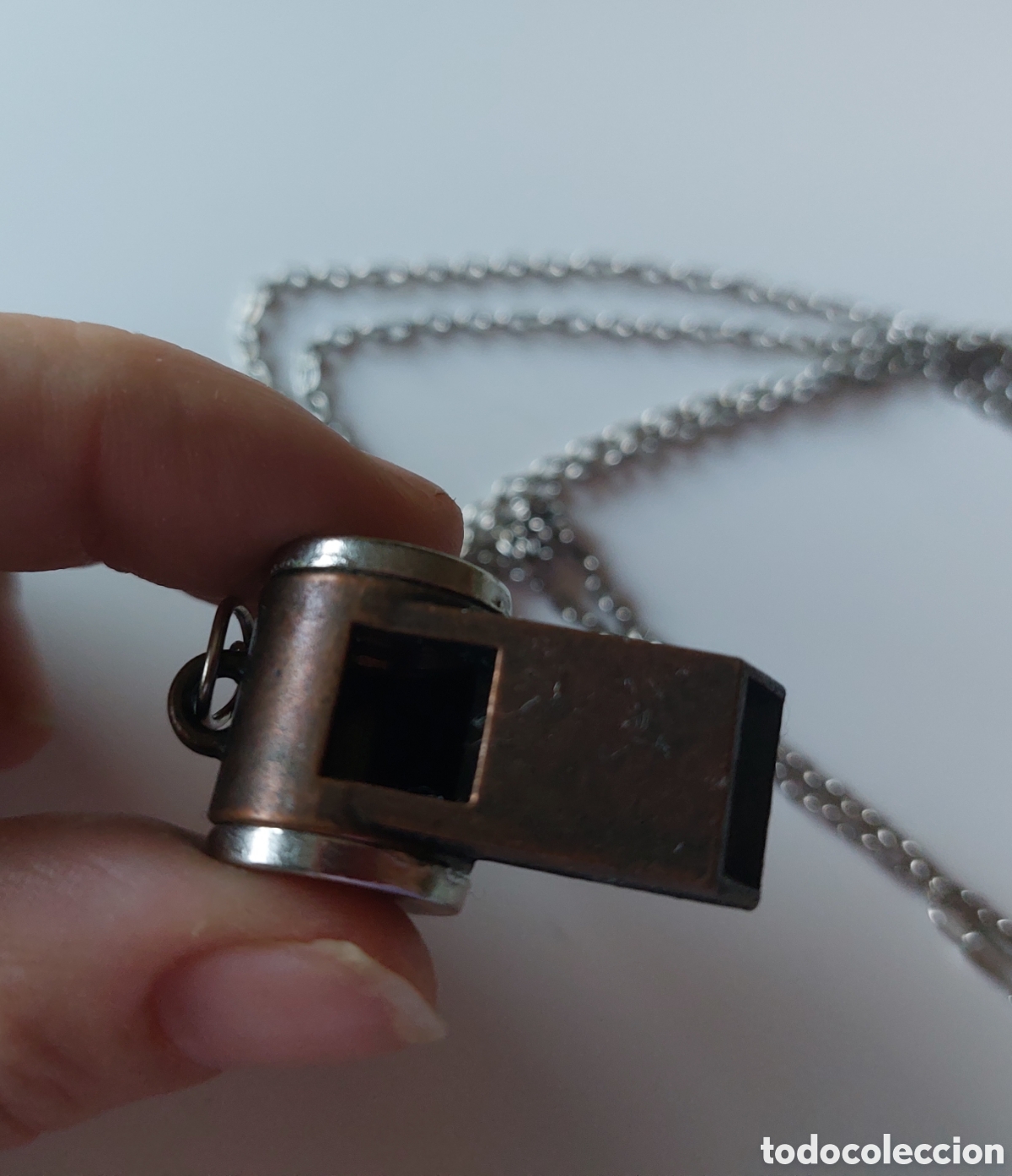 Joyeria: Silbato met&aacute;lico antiguo con cadena plata - Foto 1