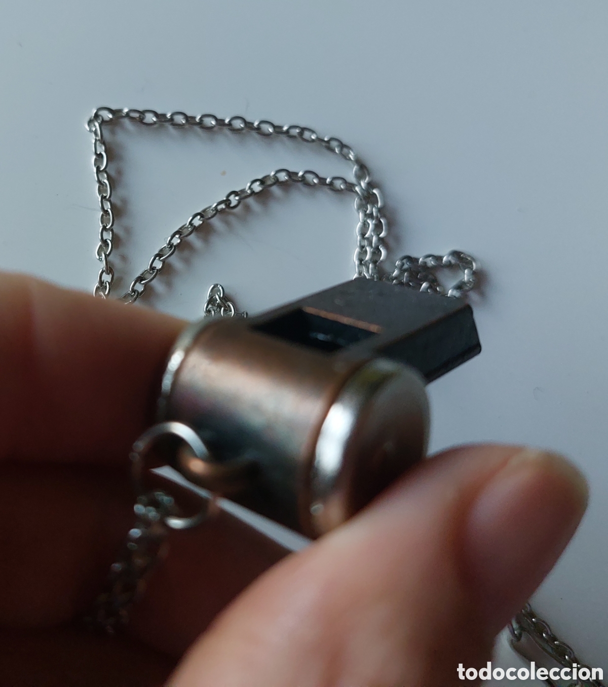 Joyeria: Silbato met&aacute;lico antiguo con cadena plata - Foto 2