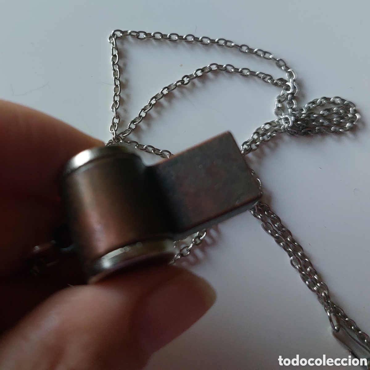 Joyeria: Silbato met&aacute;lico antiguo con cadena plata - Foto 3
