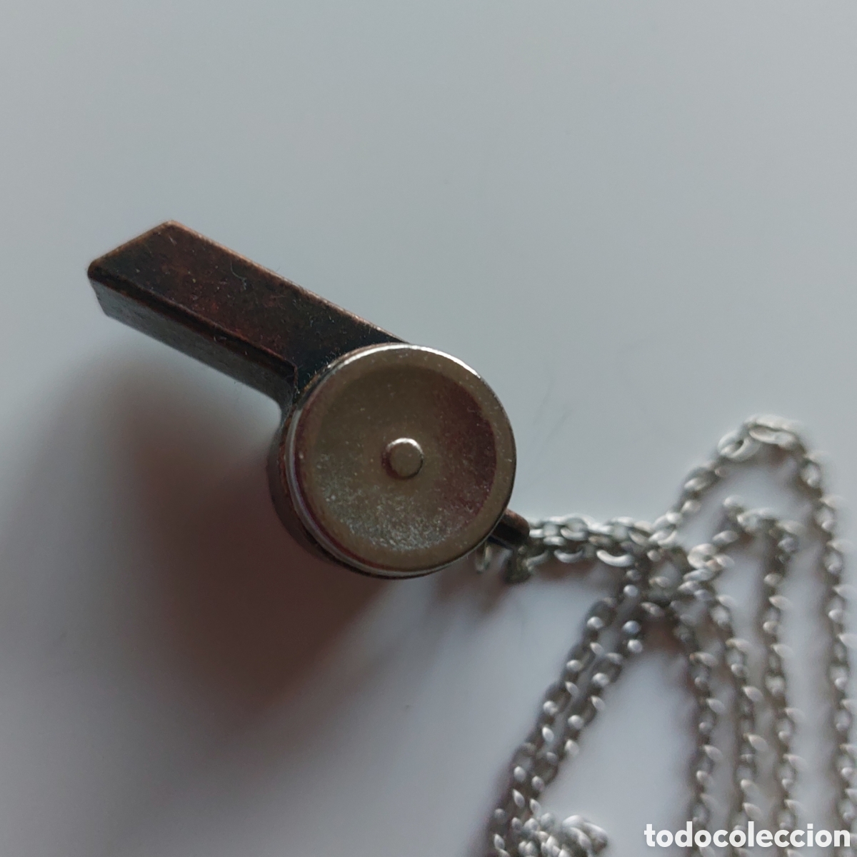 Joyeria: Silbato met&aacute;lico antiguo con cadena plata - Foto 4