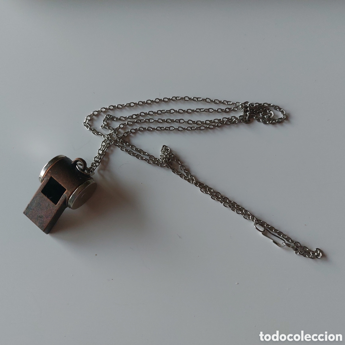 Joyeria: Silbato met&aacute;lico antiguo con cadena plata - Foto 5