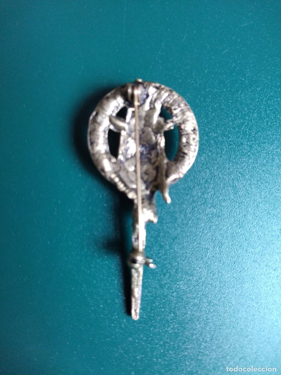 Joyeria: Antiguo broche en bronce Mano . - Foto 2