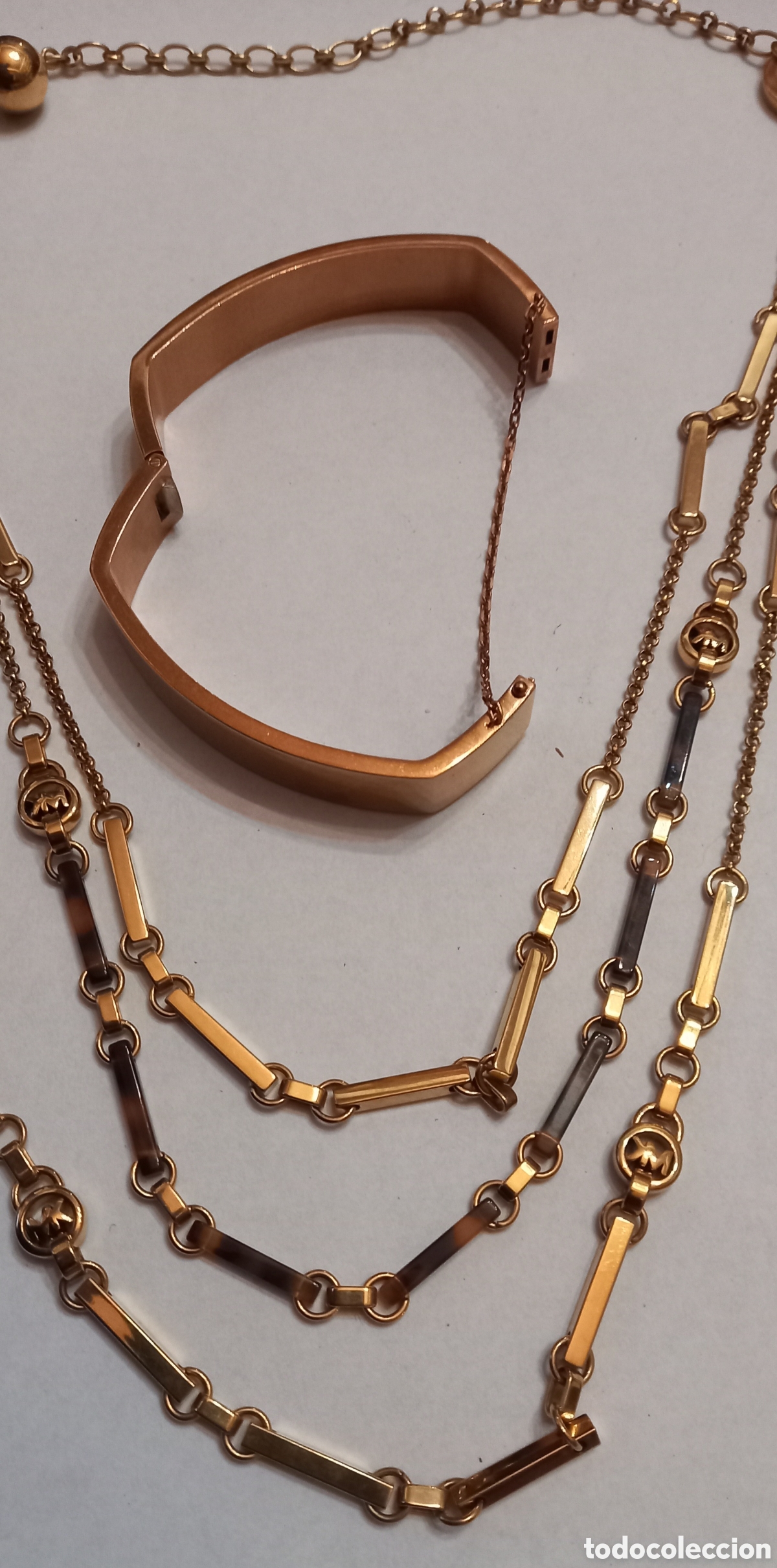 Joyeria: Conjunto de pulsera y collar triple de Michael Kors dorado - Foto 2