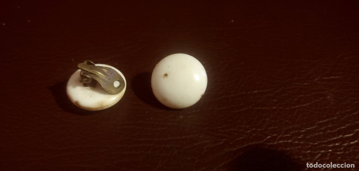 Joyeria: ANTIGUOS PENDIENTES DE LUNAR BLANCO, DE PLASTICO - Foto 1