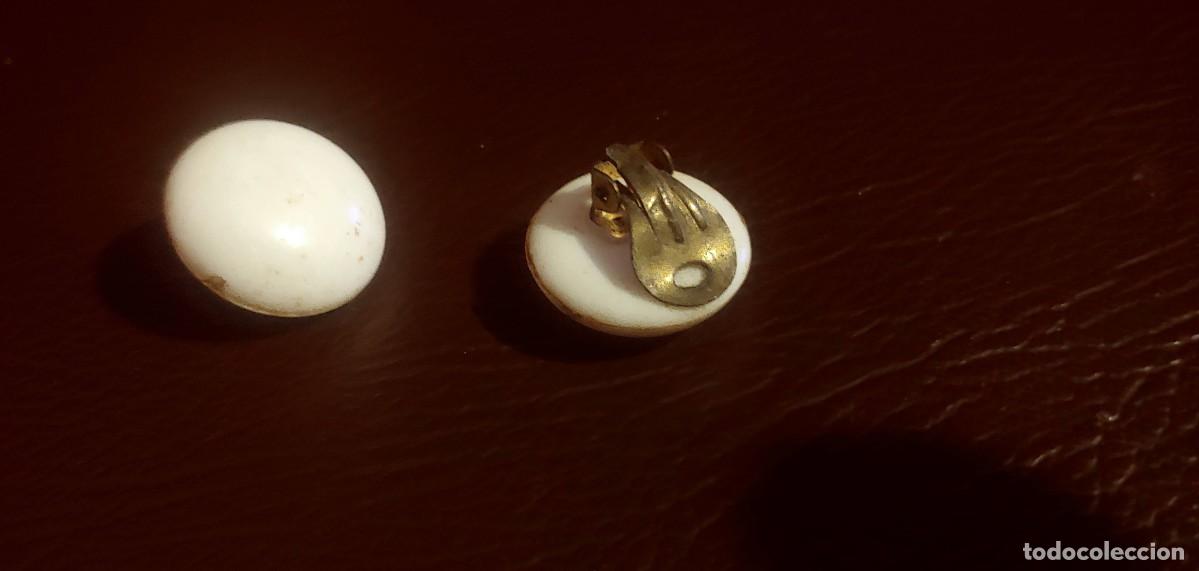 Joyeria: ANTIGUOS PENDIENTES DE LUNAR BLANCO, DE PLASTICO - Foto 2