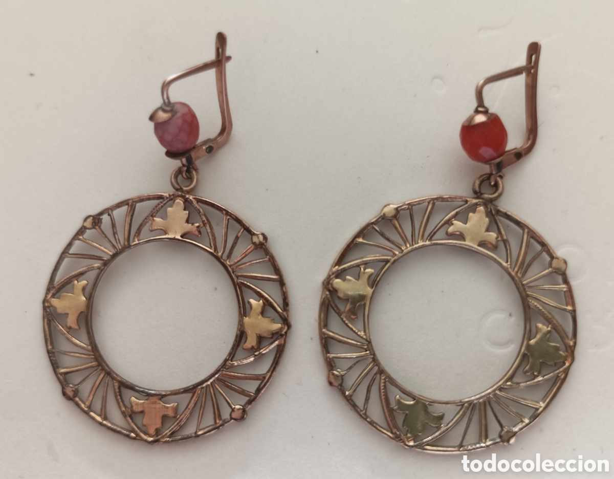 Gioielleria: Pareja de pendientes en forma de aro con adorno de coral