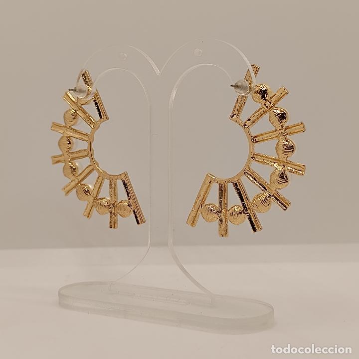 Joyeria: Sofisticados pendientes de dise&ntilde;o moderno con ba&ntilde;o de oro y perlas. - Foto 3