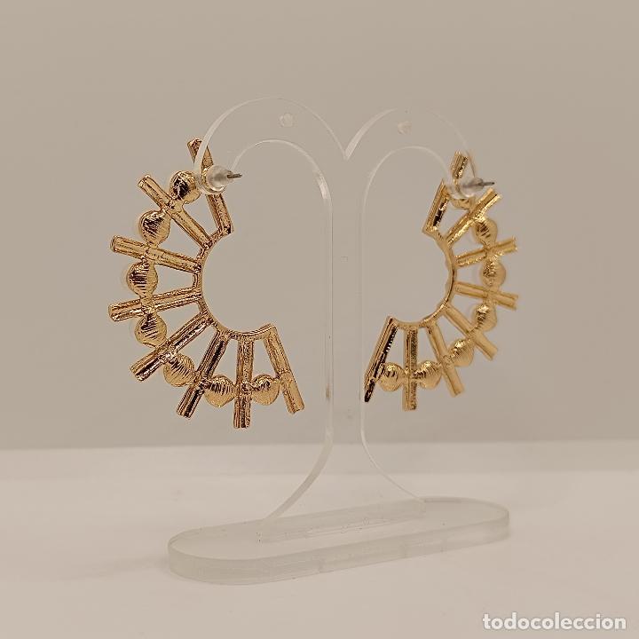 Joyeria: Sofisticados pendientes de dise&ntilde;o moderno con ba&ntilde;o de oro y perlas. - Foto 4