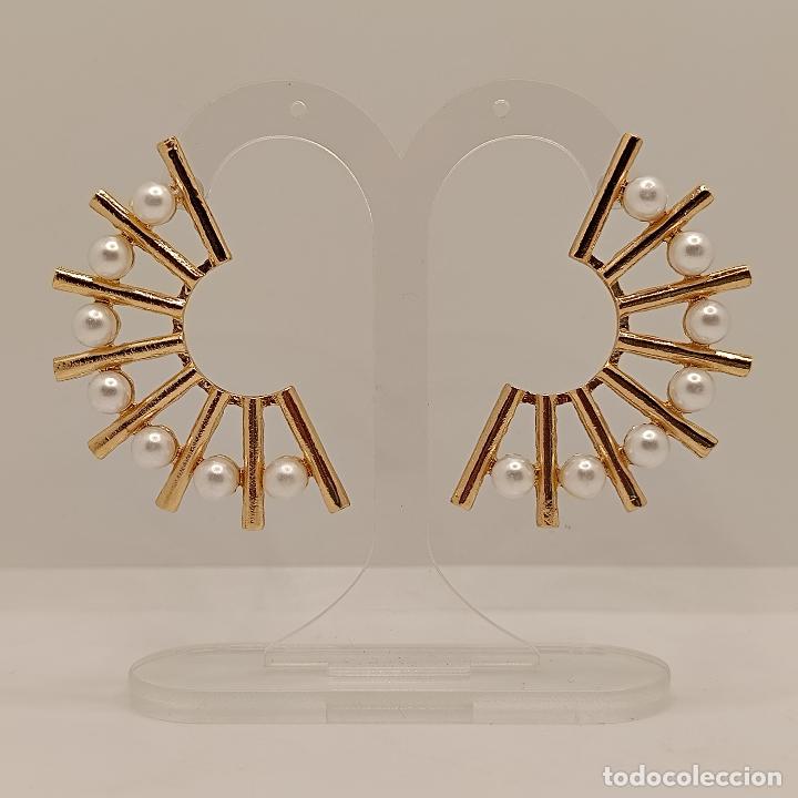 Joyeria: Sofisticados pendientes de dise&ntilde;o moderno con ba&ntilde;o de oro y perlas. - Foto 1