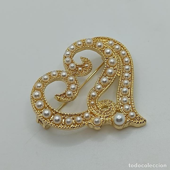 Joyeria: Bell&iacute;simo broche de coraz&oacute;n con ba&ntilde;o de oro de 14k y perlitas. - Foto 2
