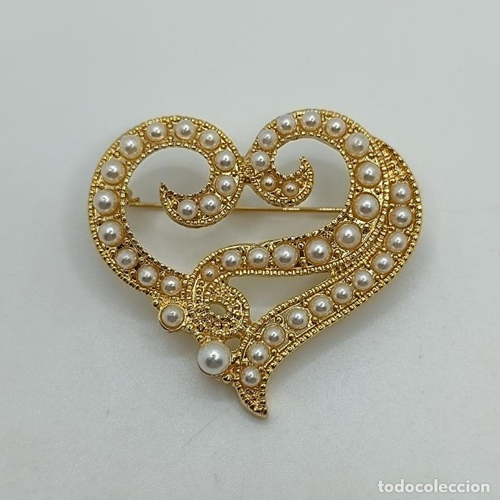 Joyeria: Bell&iacute;simo broche de coraz&oacute;n con ba&ntilde;o de oro de 14k y perlitas. - Foto 3