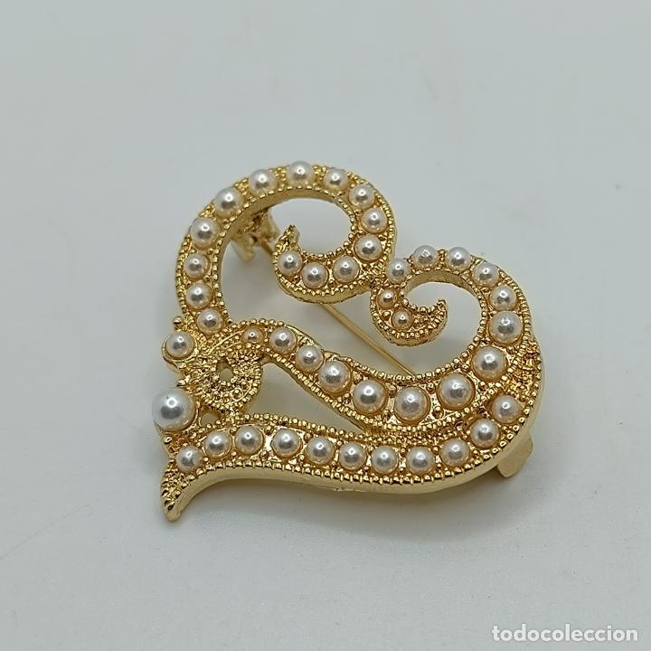 Joyeria: Bell&iacute;simo broche de coraz&oacute;n con ba&ntilde;o de oro de 14k y perlitas. - Foto 4
