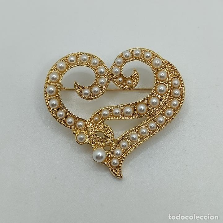 Joyeria: Bell&iacute;simo broche de coraz&oacute;n con ba&ntilde;o de oro de 14k y perlitas. - Foto 1