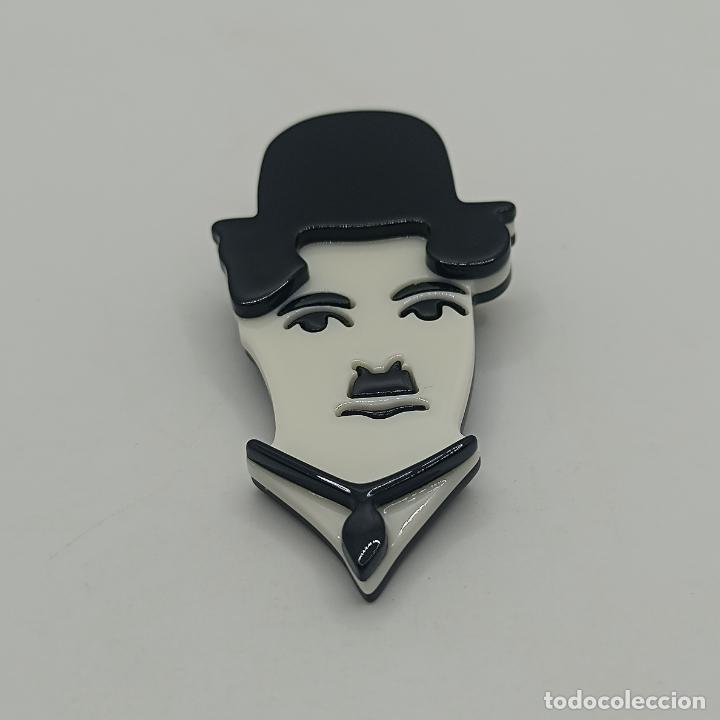 Joyeria: Original broche de Charlie Chaplin en acr&iacute;lico. - Foto 3