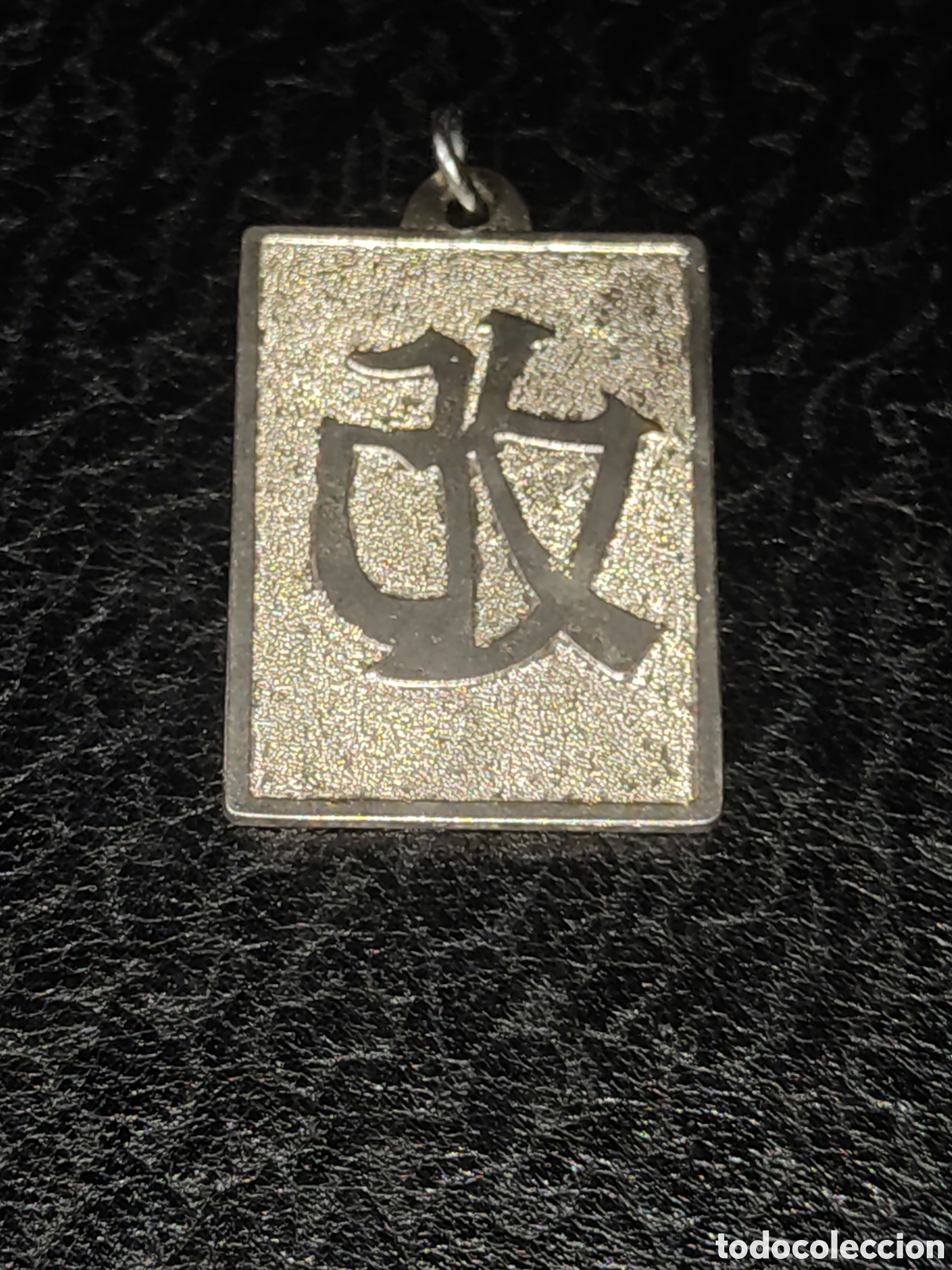 Joyeria: Colgante letra oriental,placa. - Foto 1