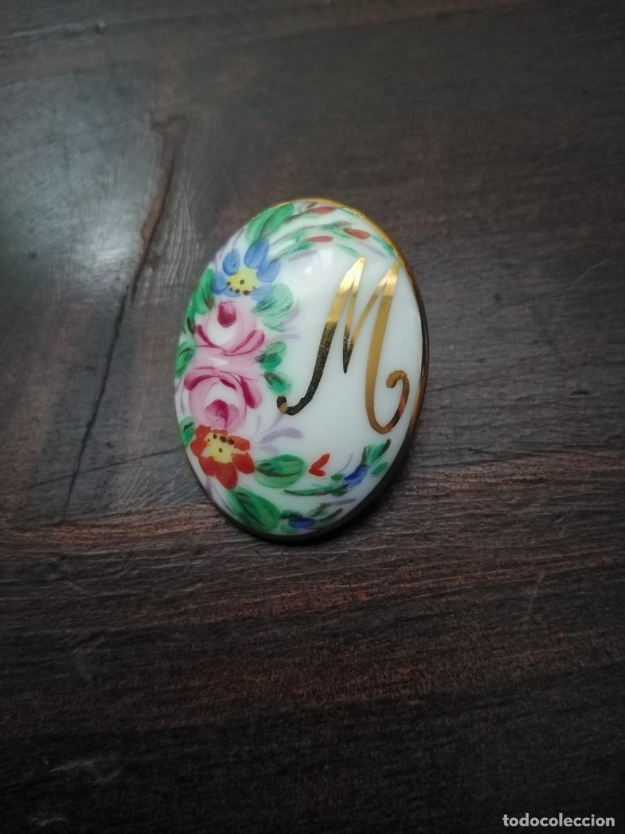Joyeria: Broche de porcelana con Inicial M. - Foto 1