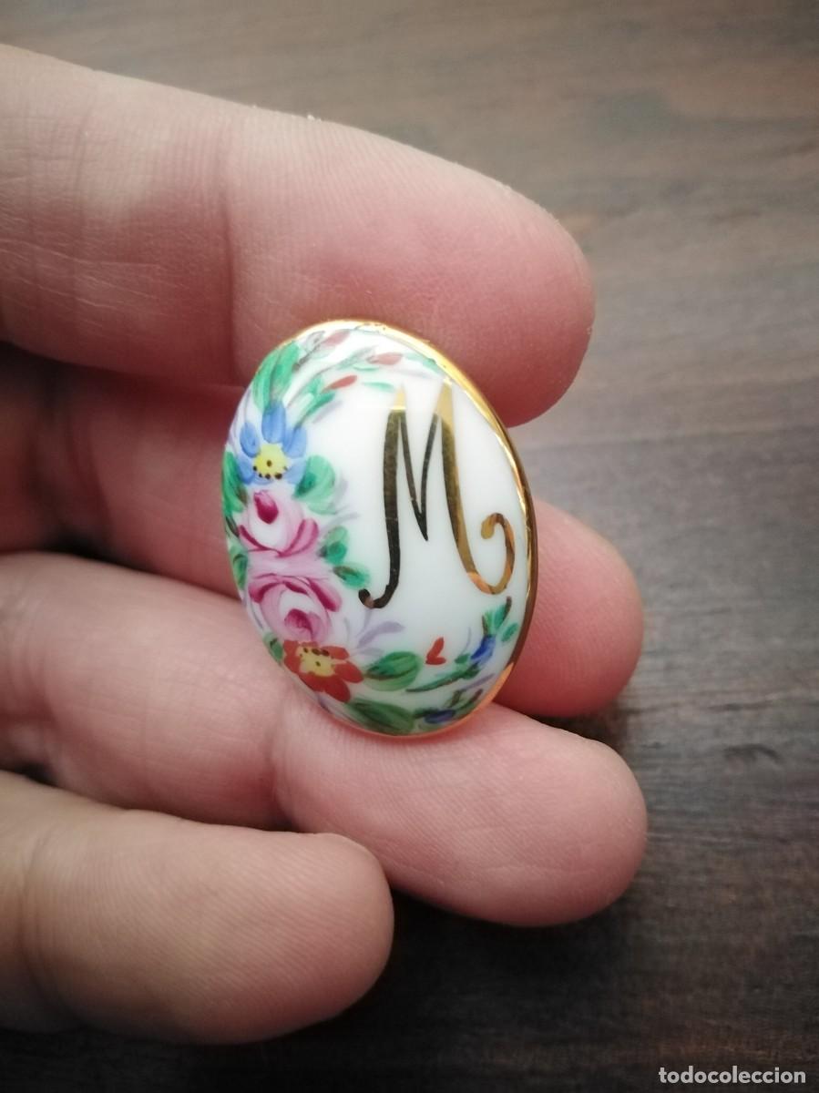 Joyeria: Broche de porcelana con Inicial M. - Foto 2
