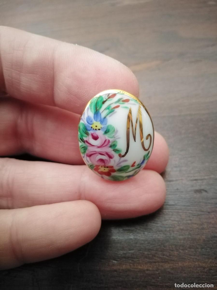 Joyeria: Broche de porcelana con Inicial M. - Foto 3