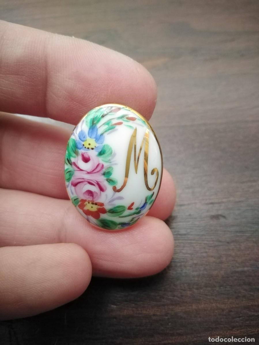 Joyeria: Broche de porcelana con Inicial M. - Foto 4