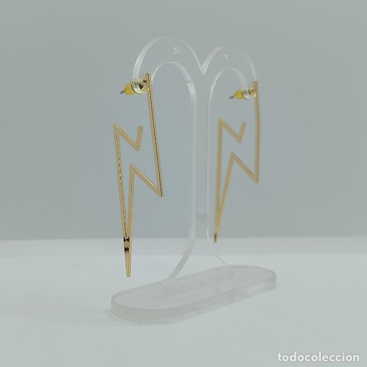 Joyeria: Sofisticados pendientes de dise&ntilde;o rayo con ba&ntilde;o de oro de 14k. - Foto 2
