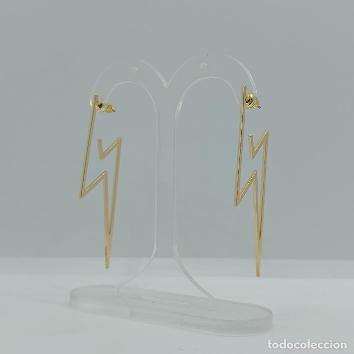 Joyeria: Sofisticados pendientes de dise&ntilde;o rayo con ba&ntilde;o de oro de 14k. - Foto 3