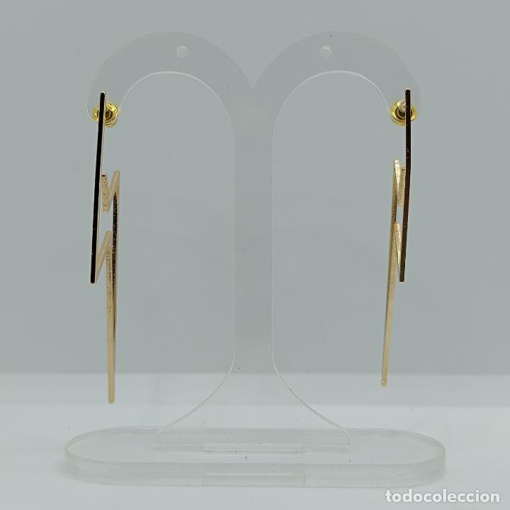 Joyeria: Sofisticados pendientes de dise&ntilde;o rayo con ba&ntilde;o de oro de 14k. - Foto 4