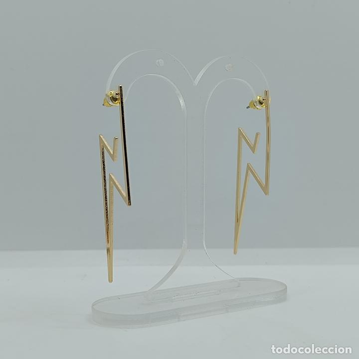 Joyeria: Sofisticados pendientes de dise&ntilde;o rayo con ba&ntilde;o de oro de 14k. - Foto 5